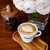 cappuccino z kávy EBENICA na stolku