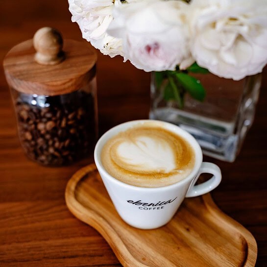 cappuccino z kávy EBENICA na stolku
