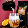 Konvička na mléko a lejíci se mléko do letního drinku