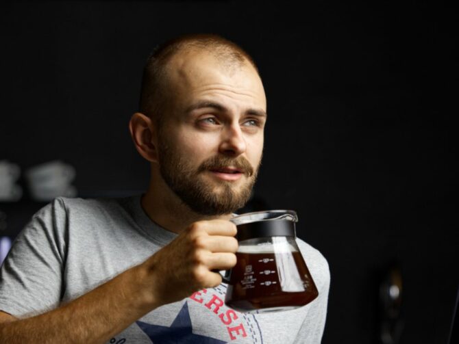 Barista s konvicí kávy