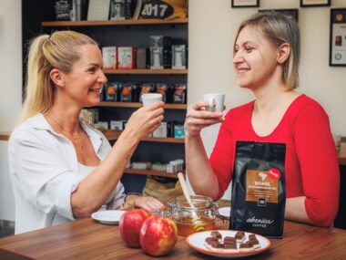 miška s monikou pijí cappucino