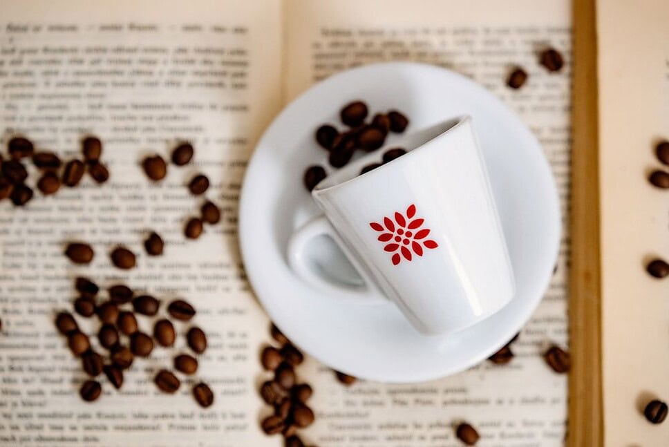 espresso šalka a zrna EBENICA COFFEE