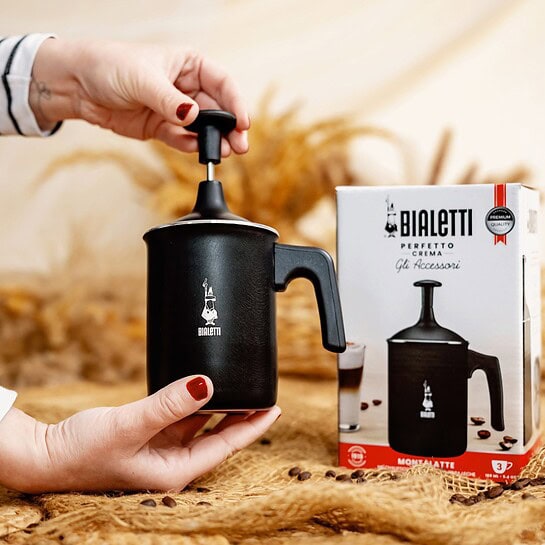 Ruční napěňovač mléka Bialetti pro dokonalé cappuccino a latte.