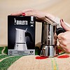 Bialetti Moka Venus s krabičkou na stole