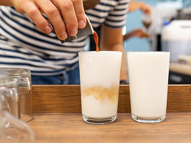 caffe latte vs latte macchiato ilustrační