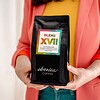 káva blend xvii v rukách ženy