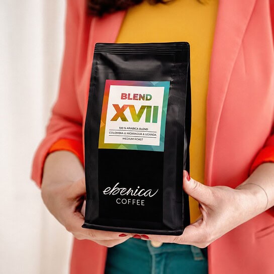 káva blend xvii v rukách ženy